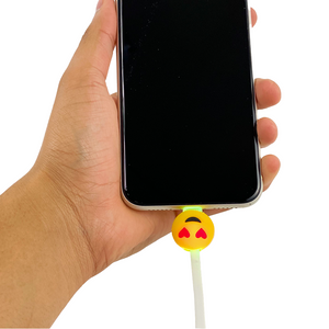 Cable lightning con decoración de emoji